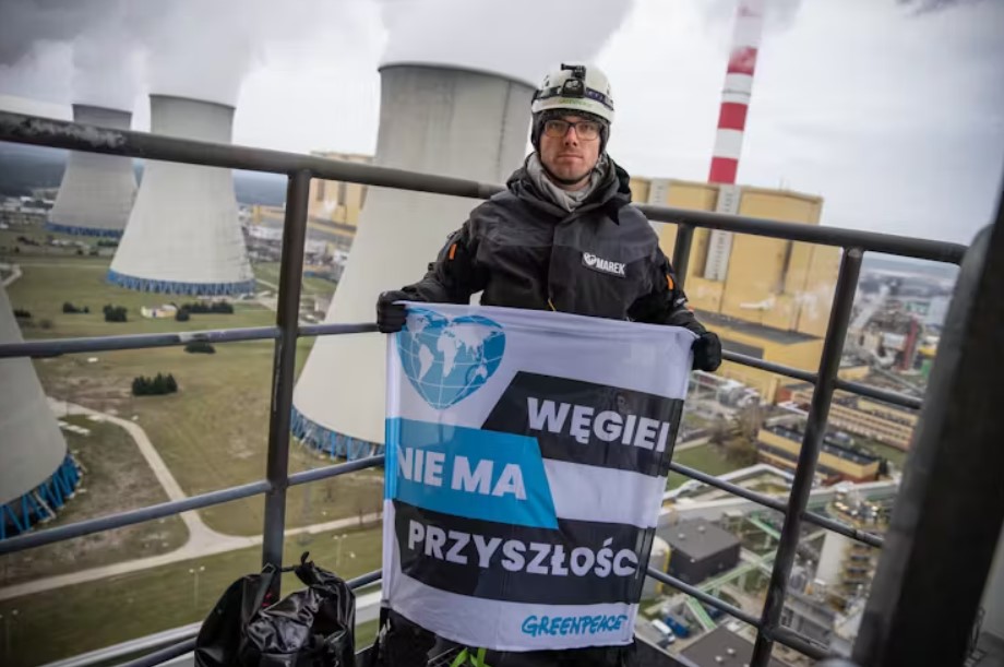 출처 : 폴란드 베오샤토프에 있는 유럽 최대 석탄 발전소 시위대. 그린피스 폴란드 / 플리커, CC BY-NC-SA